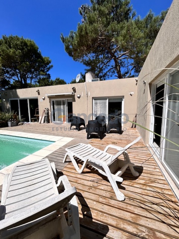 CASA EN VALERIA CON PILETA A UNA CUADRA DE CARILO