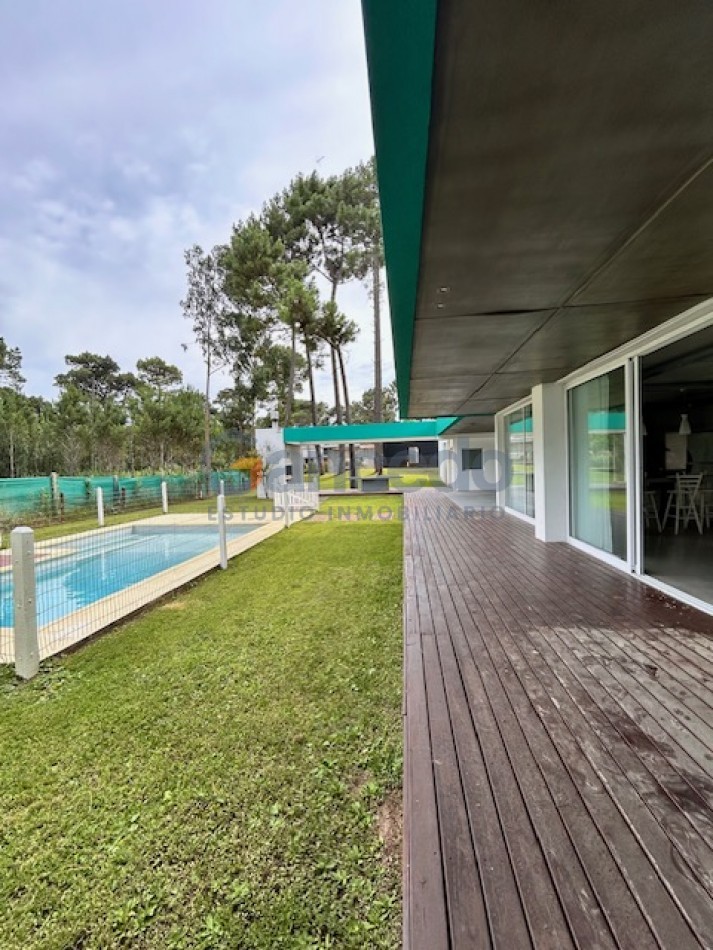 Casa con Pileta. Ubicada en el Nuevo Barrio Alamos, PINAMAR