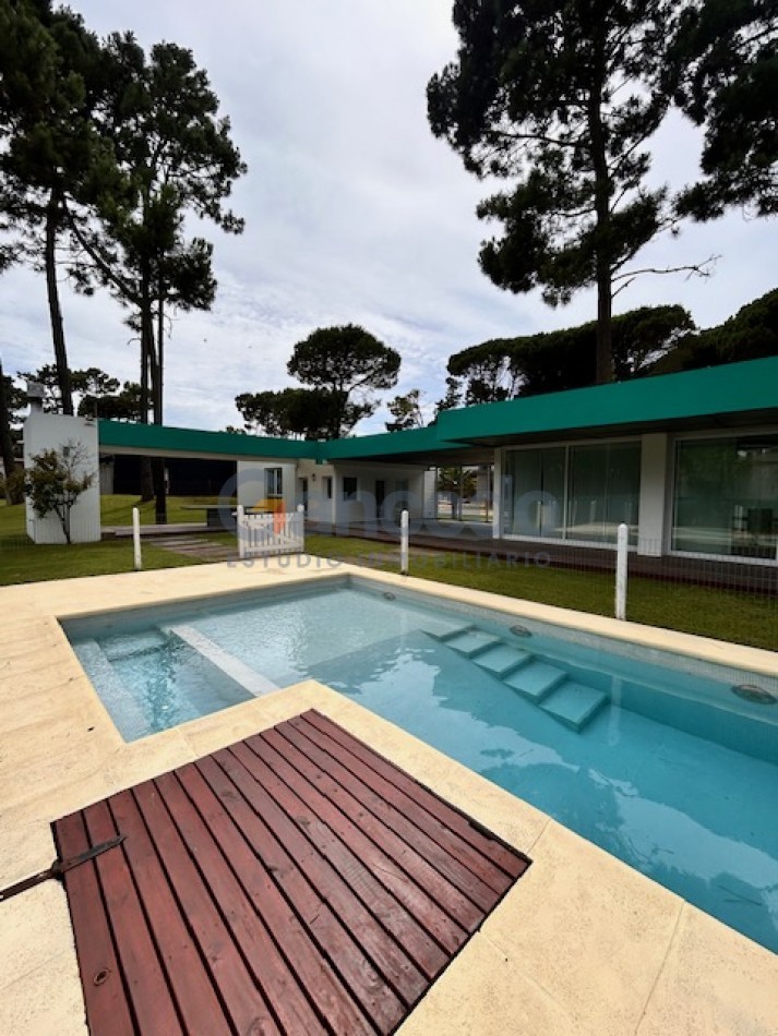 Casa con Pileta. Ubicada en el Nuevo Barrio Alamos, PINAMAR
