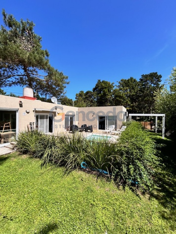 CASA EN VALERIA CON PILETA A UNA CUADRA DE CARILO