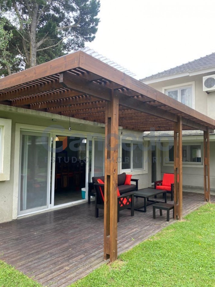 Alquiler Temporal: Casa de 3 Dormitorios con Quincho y Jardin en el Barrio Centro Golf