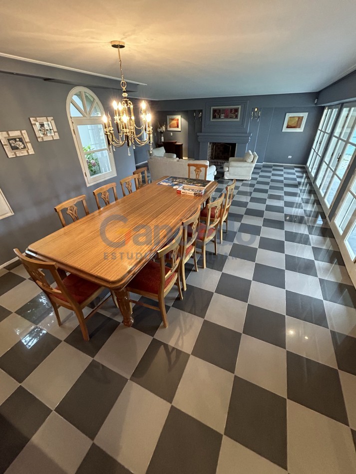 OPORTUNIDAD A LA VENTA Casa de Lujo con Vista al Golf, Pileta y Quincho: en tres lotes, Diseño y Comodidad en Pinamar