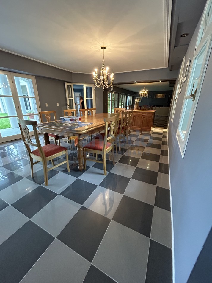 OPORTUNIDAD A LA VENTA Casa de Lujo con Vista al Golf, Pileta y Quincho: en tres lotes, Diseño y Comodidad en Pinamar