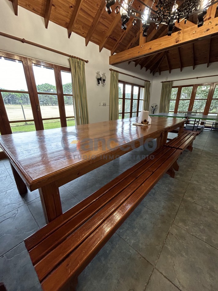OPORTUNIDAD A LA VENTA Casa de Lujo con Vista al Golf, Pileta y Quincho: en tres lotes, Diseño y Comodidad en Pinamar