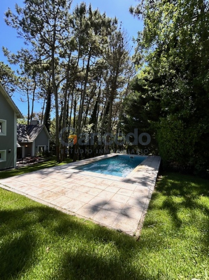 Casa en Carilo sobre Divisadero excelente para familias.