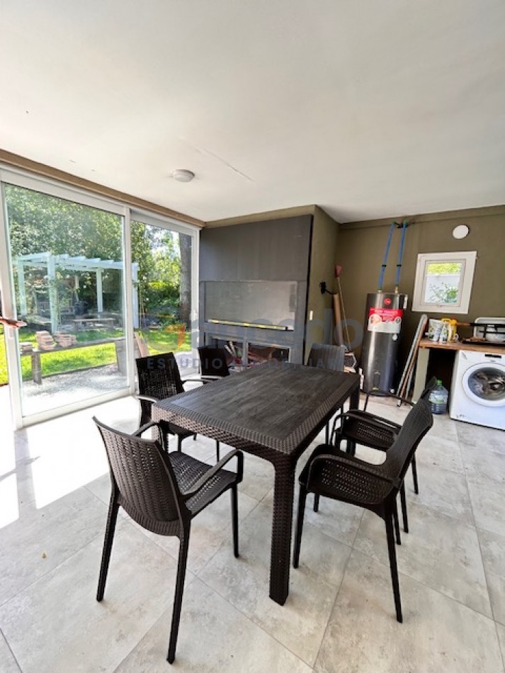CASA EN VALERIA CON PILETA A UNA CUADRA DE CARILO