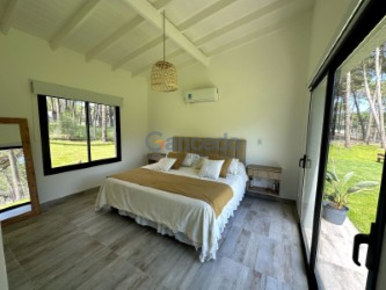 MODERNA CASA CON PILETA BARRIO ALAMOS PINAMAR
