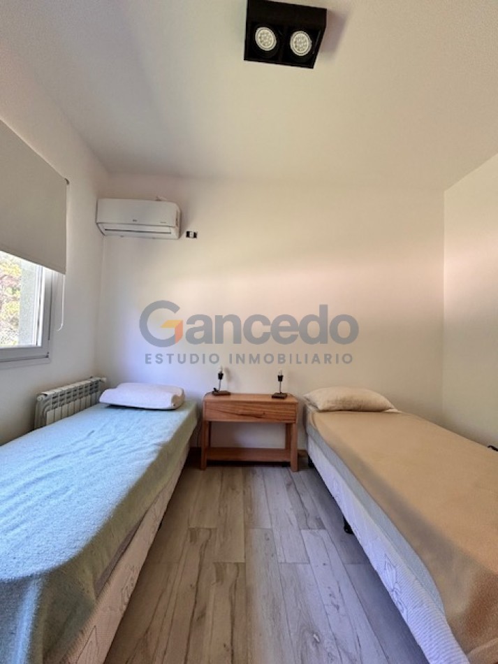 CASA EN VALERIA CON PILETA A UNA CUADRA DE CARILO