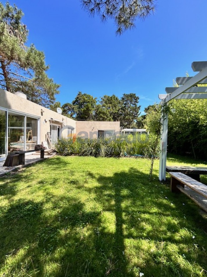 CASA EN VALERIA CON PILETA A UNA CUADRA DE CARILO