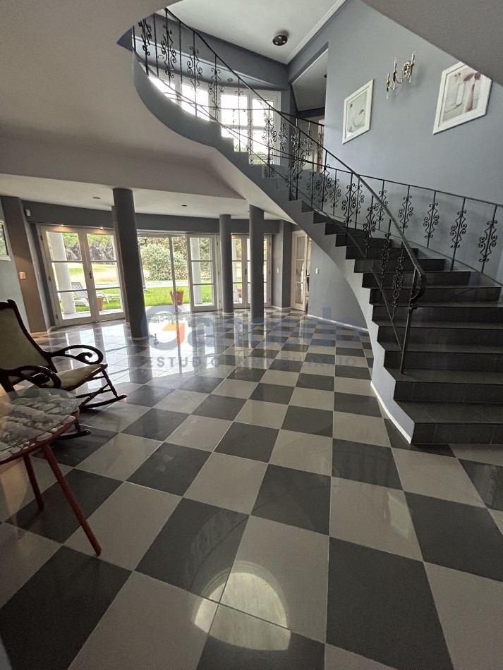 OPORTUNIDAD A LA VENTA Casa de Lujo con Vista al Golf, Pileta y Quincho: en tres lotes, Diseño y Comodidad en Pinamar