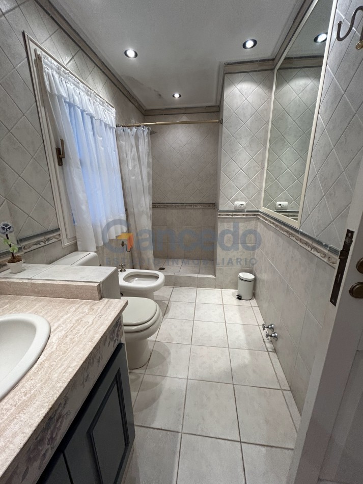 OPORTUNIDAD A LA VENTA Casa de Lujo con Vista al Golf, Pileta y Quincho: en tres lotes, Diseño y Comodidad en Pinamar