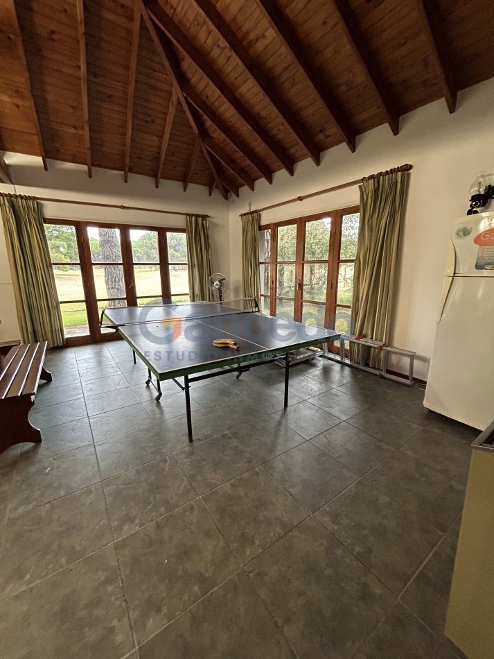 OPORTUNIDAD A LA VENTA Casa de Lujo con Vista al Golf, Pileta y Quincho: en tres lotes, Diseño y Comodidad en Pinamar