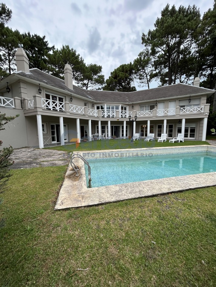 OPORTUNIDAD A LA VENTA Casa de Lujo con Vista al Golf, Pileta y Quincho: en tres lotes, Diseño y Comodidad en Pinamar