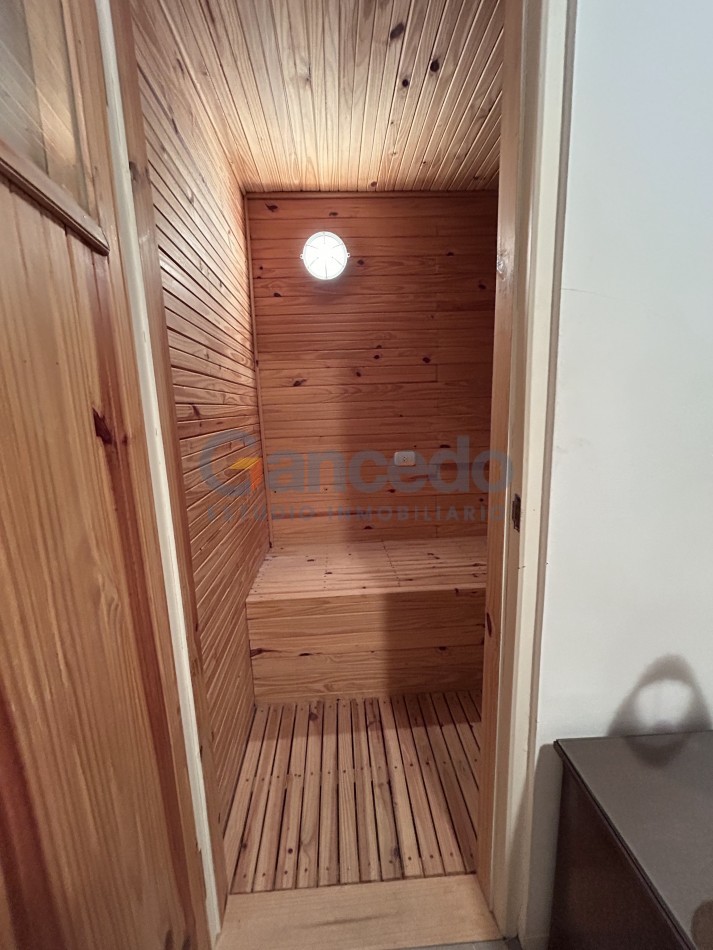 OPORTUNIDAD A LA VENTA Casa de Lujo con Vista al Golf, Pileta y Quincho: en tres lotes, Diseño y Comodidad en Pinamar