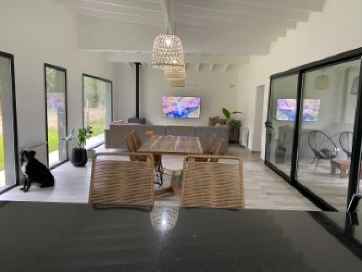 MODERNA CASA CON PILETA BARRIO ALAMOS PINAMAR