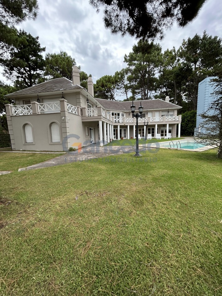 OPORTUNIDAD A LA VENTA Casa de Lujo con Vista al Golf, Pileta y Quincho: en tres lotes, Diseño y Comodidad en Pinamar