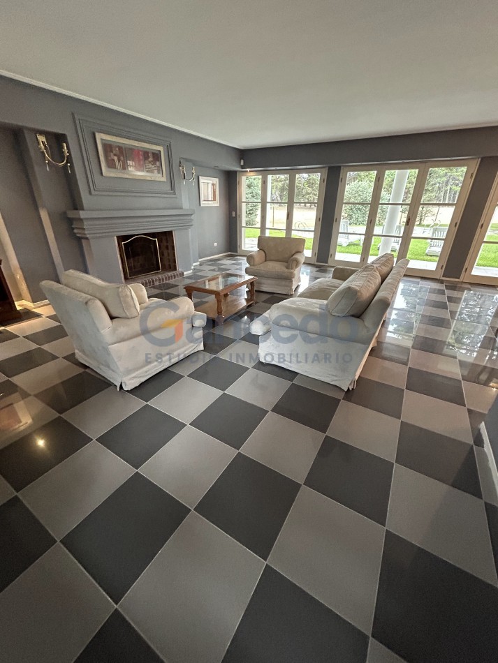 OPORTUNIDAD A LA VENTA Casa de Lujo con Vista al Golf, Pileta y Quincho: en tres lotes, Diseño y Comodidad en Pinamar