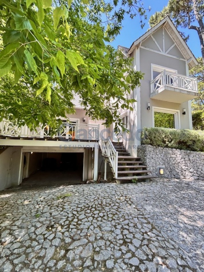 Casa en Carilo sobre Divisadero excelente para familias.