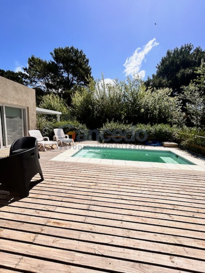 CASA EN VALERIA CON PILETA A UNA CUADRA DE CARILO