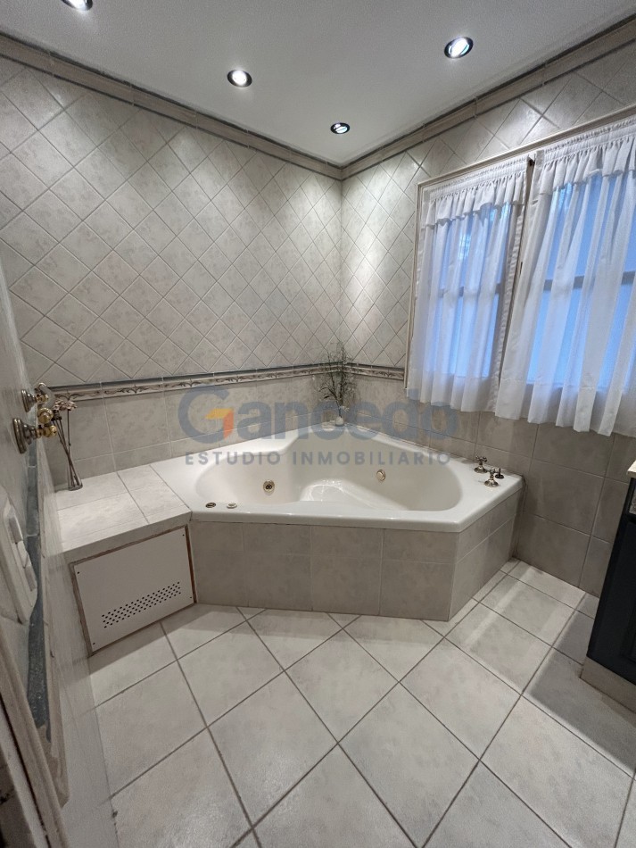 OPORTUNIDAD A LA VENTA Casa de Lujo con Vista al Golf, Pileta y Quincho: en tres lotes, Diseño y Comodidad en Pinamar