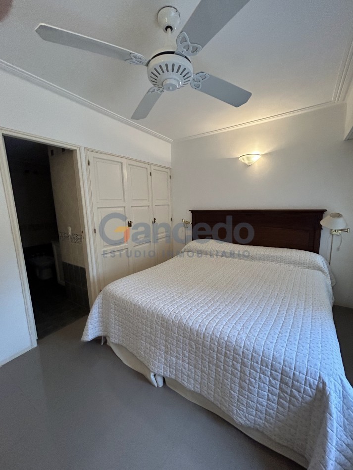 OPORTUNIDAD A LA VENTA Casa de Lujo con Vista al Golf, Pileta y Quincho: en tres lotes, Diseño y Comodidad en Pinamar