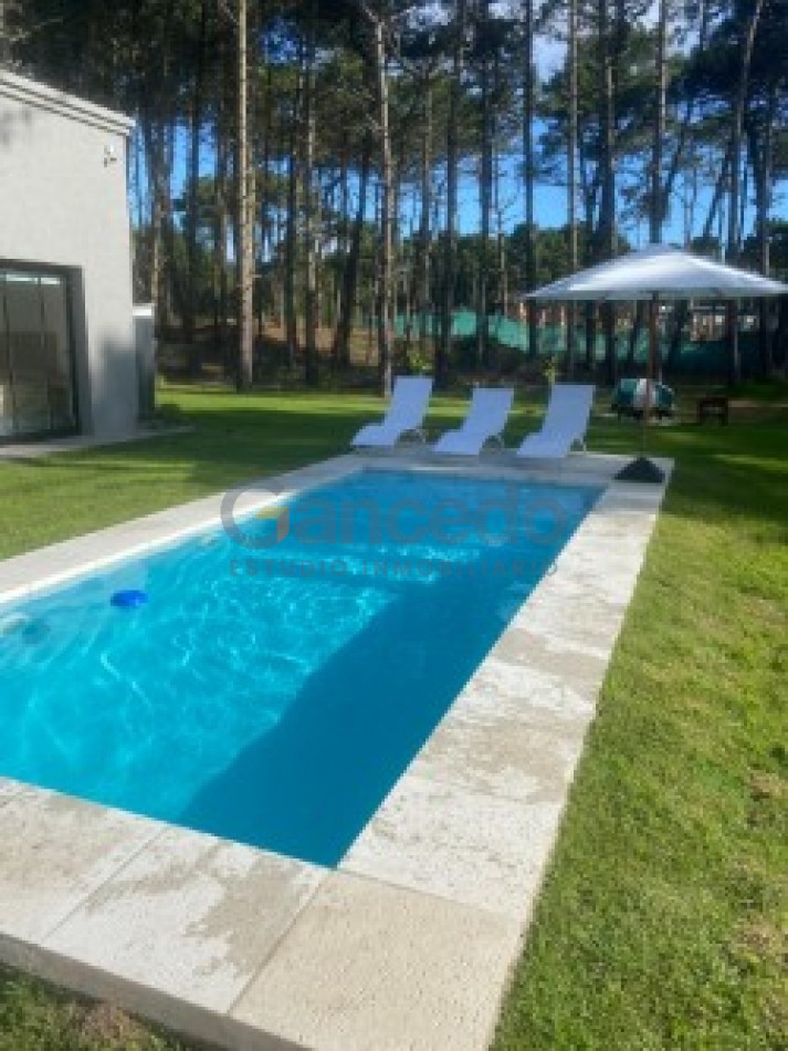 MODERNA CASA CON PILETA BARRIO ALAMOS PINAMAR