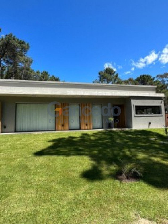 MODERNA CASA CON PILETA BARRIO ALAMOS PINAMAR