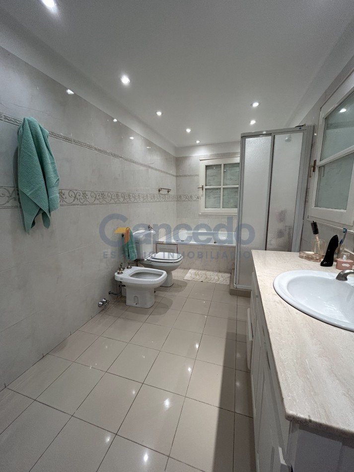 OPORTUNIDAD A LA VENTA Casa de Lujo con Vista al Golf, Pileta y Quincho: en tres lotes, Diseño y Comodidad en Pinamar