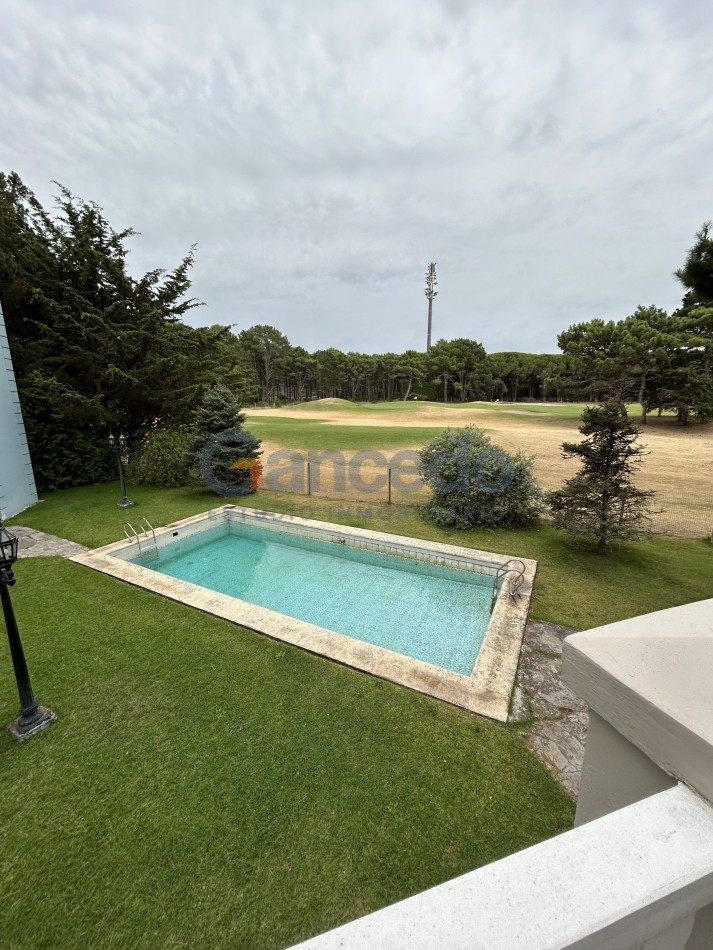 OPORTUNIDAD A LA VENTA Casa de Lujo con Vista al Golf, Pileta y Quincho: en tres lotes, Diseño y Comodidad en Pinamar