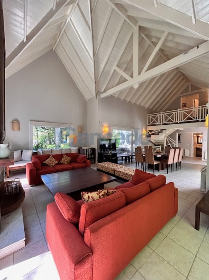 Casa en Carilo sobre Divisadero excelente para familias.