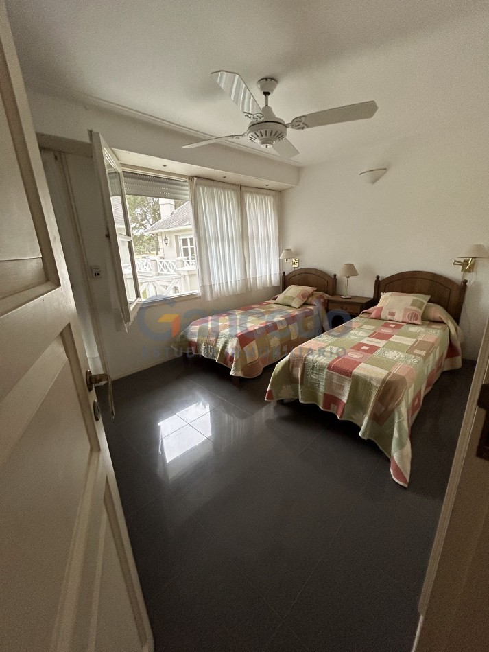 OPORTUNIDAD A LA VENTA Casa de Lujo con Vista al Golf, Pileta y Quincho: en tres lotes, Diseño y Comodidad en Pinamar