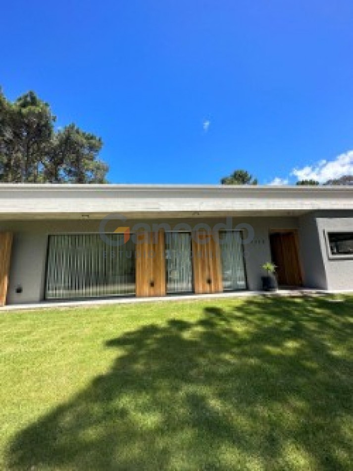 MODERNA CASA CON PILETA BARRIO ALAMOS PINAMAR