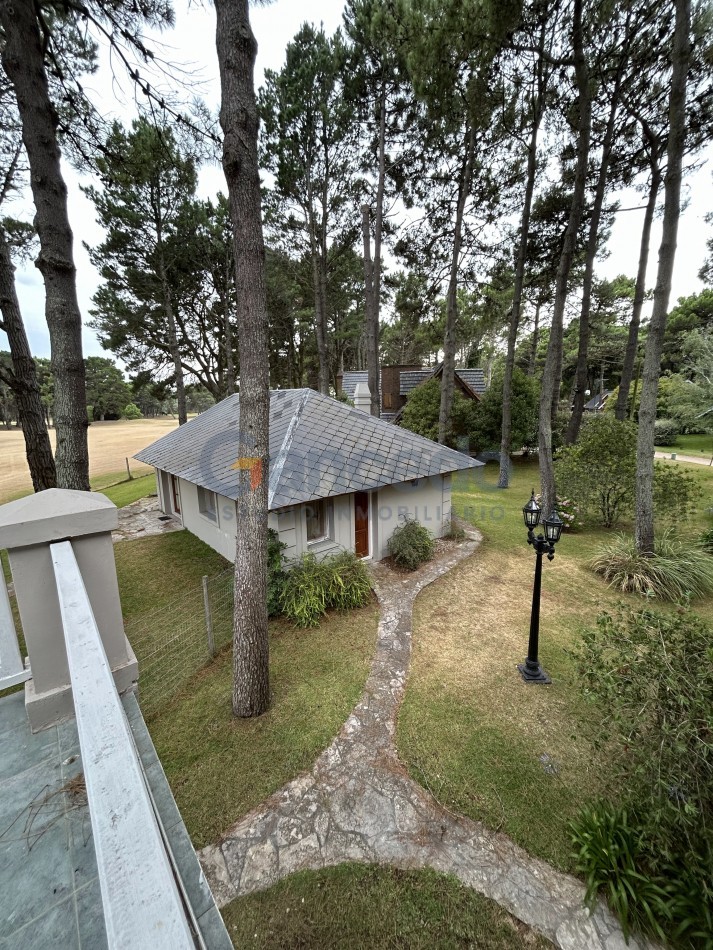 OPORTUNIDAD A LA VENTA Casa de Lujo con Vista al Golf, Pileta y Quincho: en tres lotes, Diseño y Comodidad en Pinamar