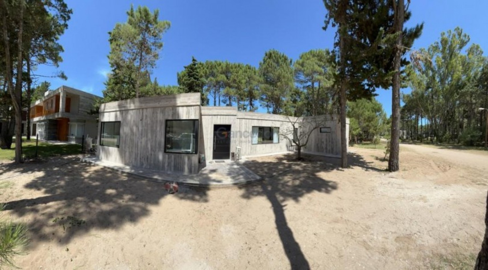 Alquiler Temporal: Casa de 3 Dormitorios en Isla del Golf, Pinamar: Rodeada de Bosque, Con Diseño Minimalista y Todas las Comodidades