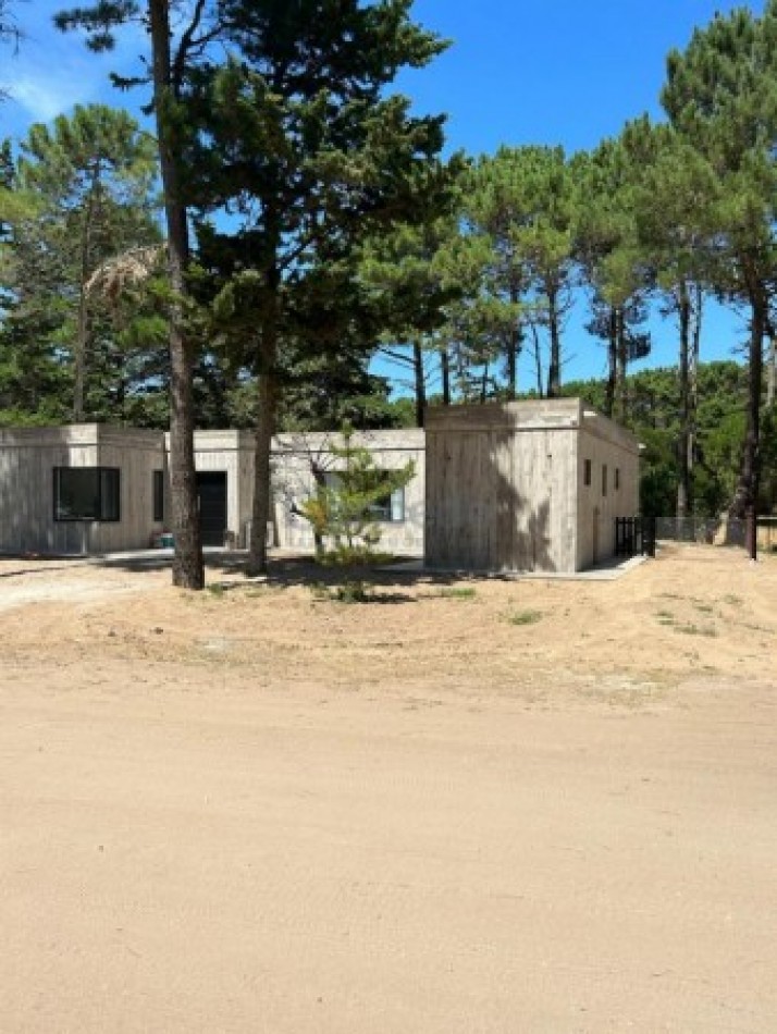 Alquiler Temporal: Casa de 3 Dormitorios en Isla del Golf, Pinamar: Rodeada de Bosque, Con Diseño Minimalista y Todas las Comodidades