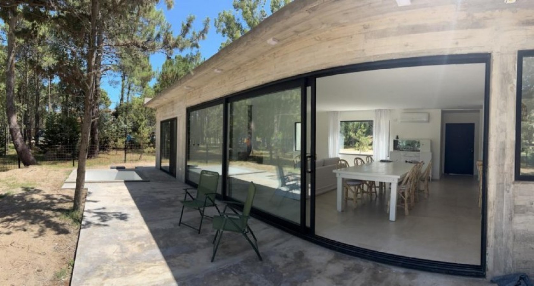 Alquiler Temporal: Casa de 3 Dormitorios en Isla del Golf, Pinamar: Rodeada de Bosque, Con Diseño Minimalista y Todas las Comodidades