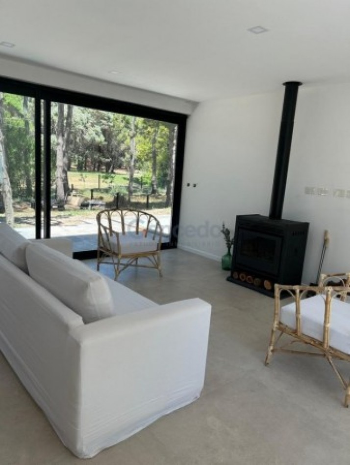 Alquiler Temporal: Casa de 3 Dormitorios en Isla del Golf, Pinamar: Rodeada de Bosque, Con Diseño Minimalista y Todas las Comodidades