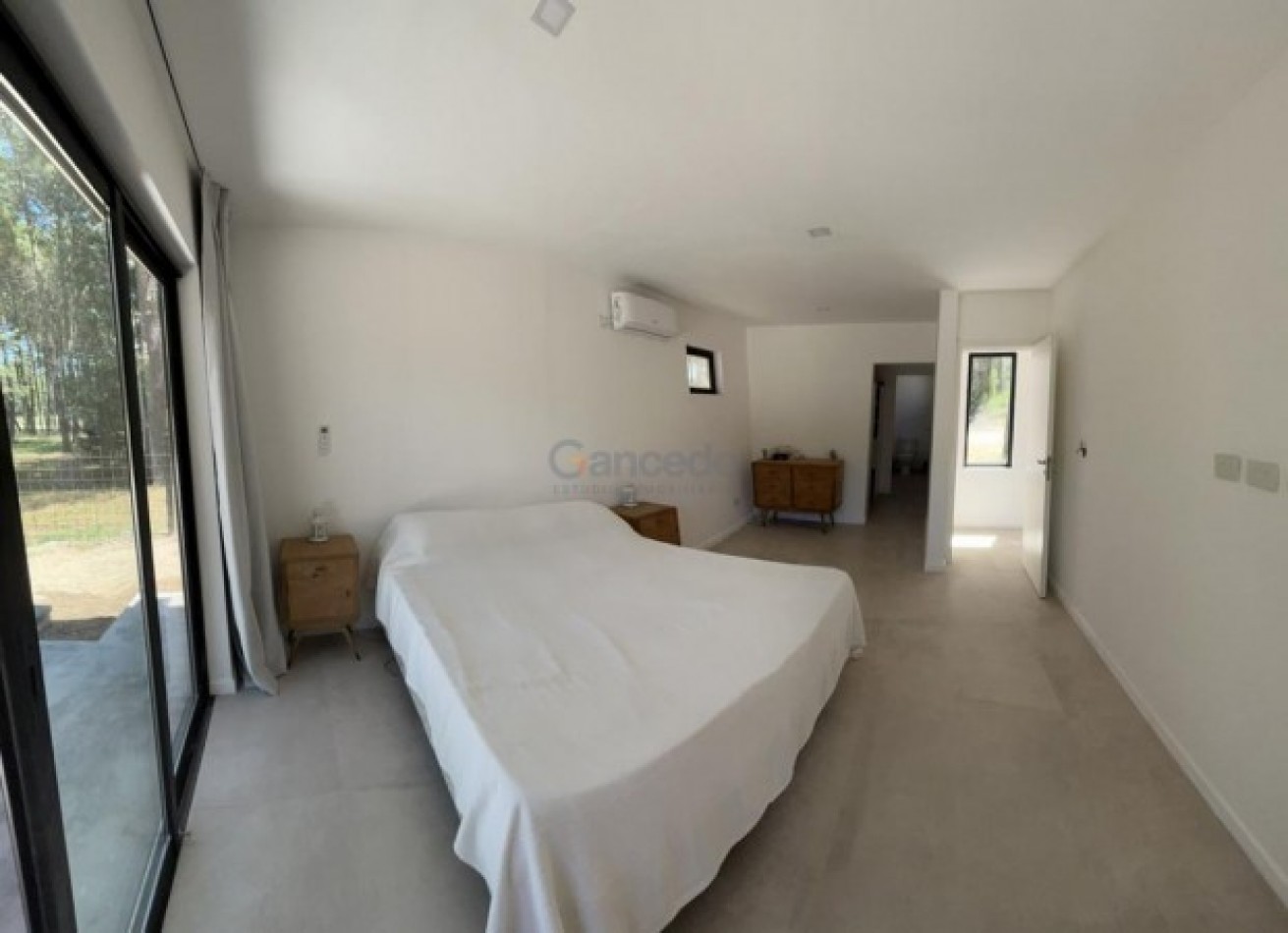 Alquiler Temporal: Casa de 3 Dormitorios en Isla del Golf, Pinamar: Rodeada de Bosque, Con Diseño Minimalista y Todas las Comodidades