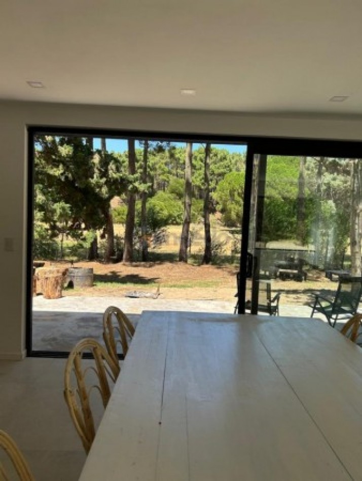 Alquiler Temporal: Casa de 3 Dormitorios en Isla del Golf, Pinamar: Rodeada de Bosque, Con Diseño Minimalista y Todas las Comodidades