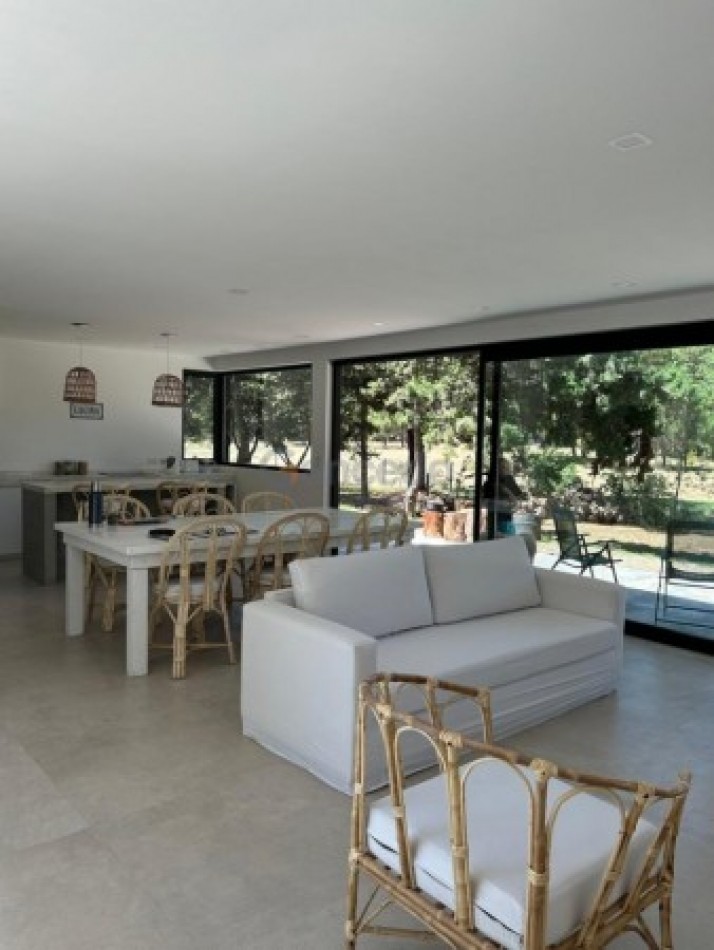 Alquiler Temporal: Casa de 3 Dormitorios en Isla del Golf, Pinamar: Rodeada de Bosque, Con Diseño Minimalista y Todas las Comodidades