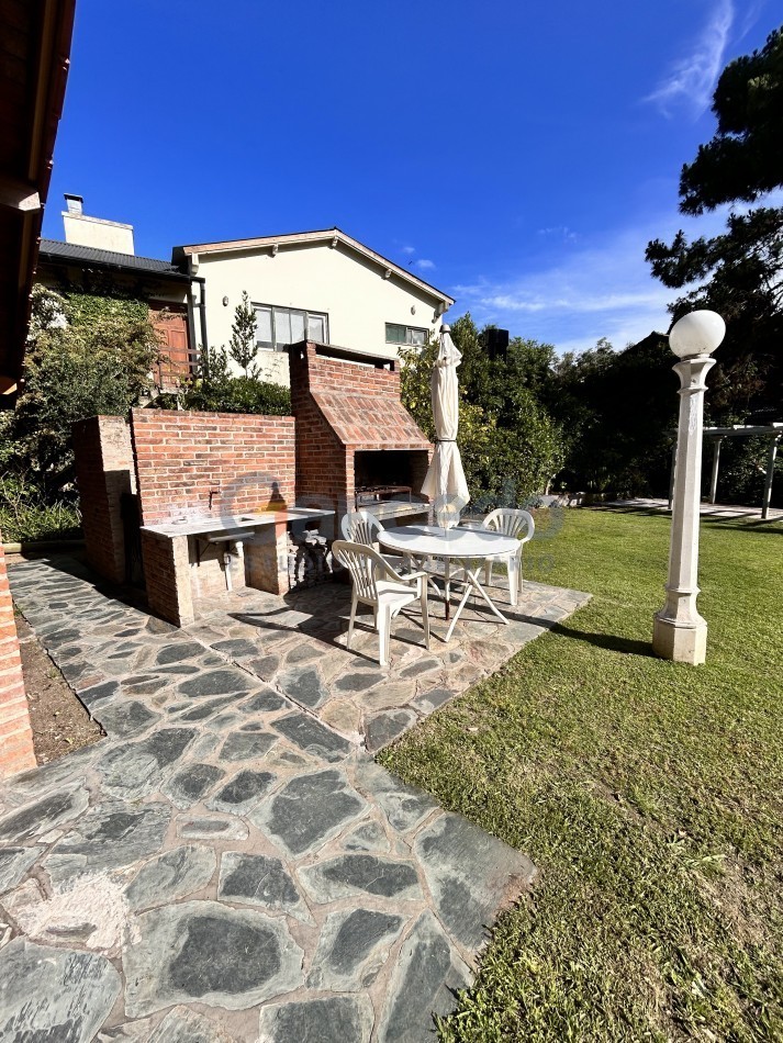 Alquiler Temporal en Pinamar: Casa Estrategicamente Ubicada esq Tiburon y Sirena, Cerca de Playa y Centro, Ideal para 8 Personas