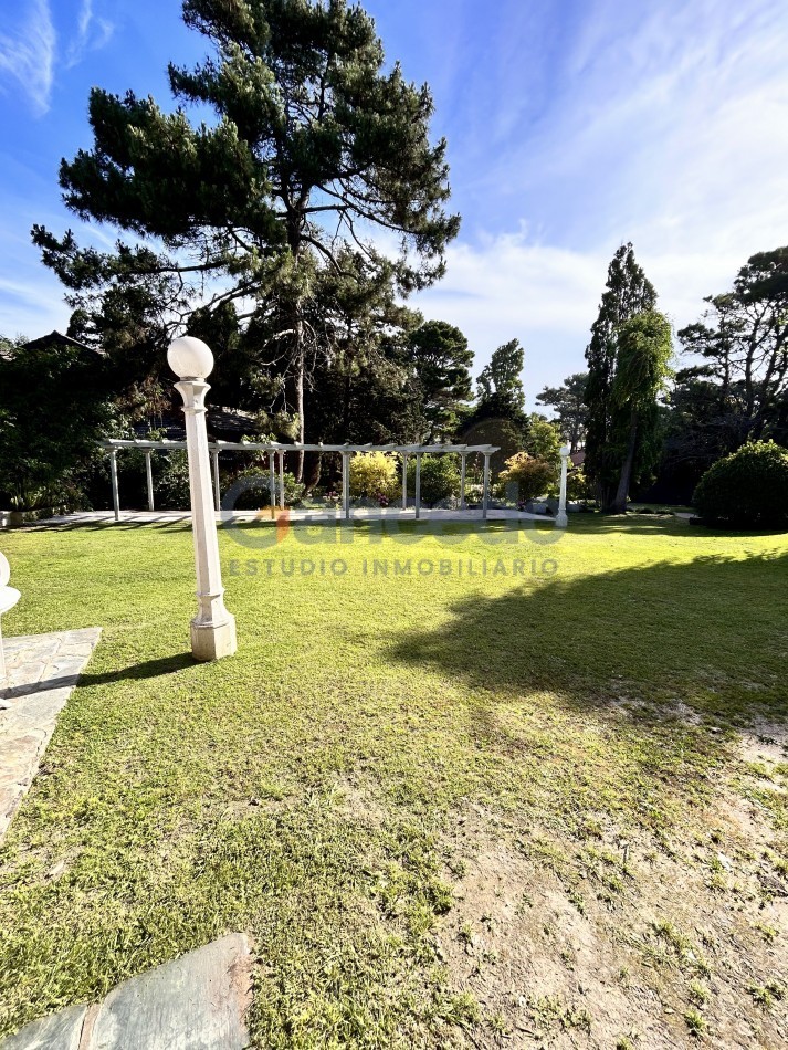 Alquiler Temporal en Pinamar: Casa Estrategicamente Ubicada esq Tiburon y Sirena, Cerca de Playa y Centro, Ideal para 8 Personas
