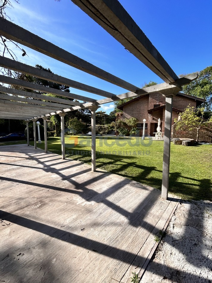 Alquiler Temporal en Pinamar: Casa Estrategicamente Ubicada esq Tiburon y Sirena, Cerca de Playa y Centro, Ideal para 8 Personas