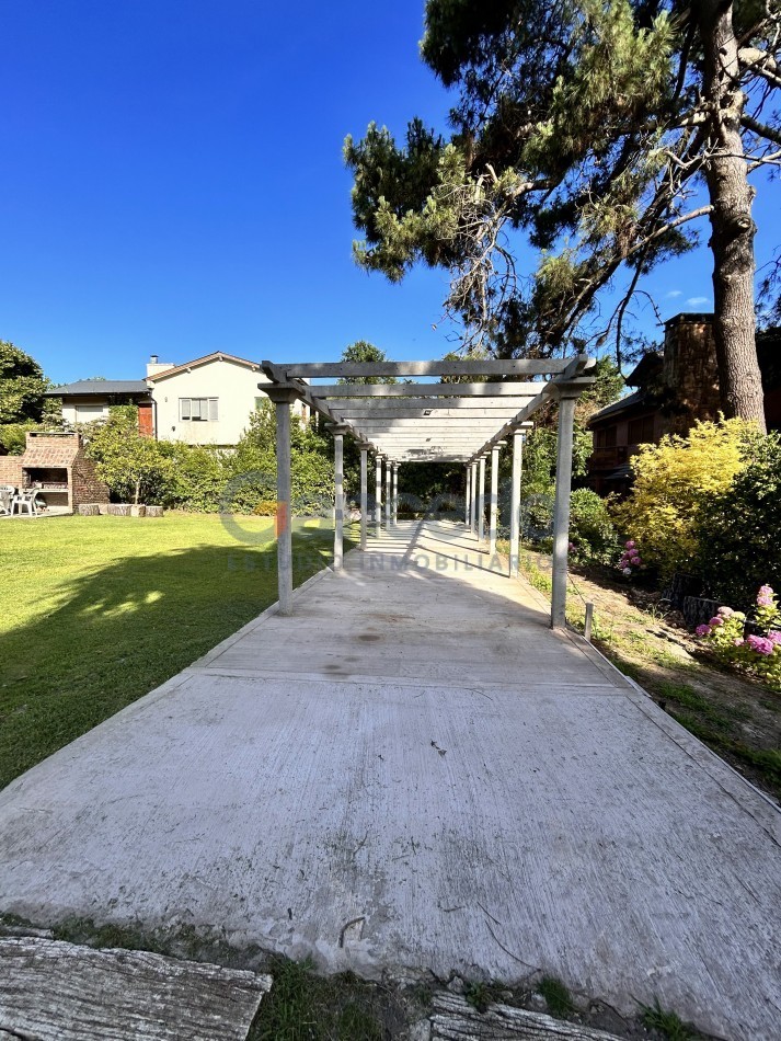 Alquiler Temporal en Pinamar: Casa Estrategicamente Ubicada esq Tiburon y Sirena, Cerca de Playa y Centro, Ideal para 8 Personas