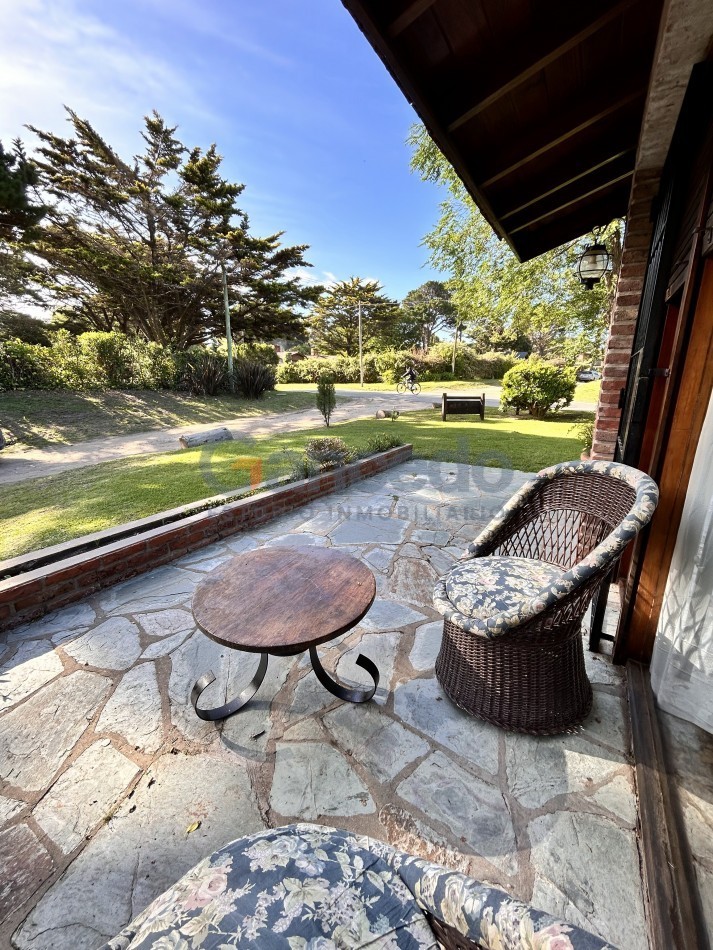 Alquiler Temporal en Pinamar: Casa Estrategicamente Ubicada esq Tiburon y Sirena, Cerca de Playa y Centro, Ideal para 8 Personas