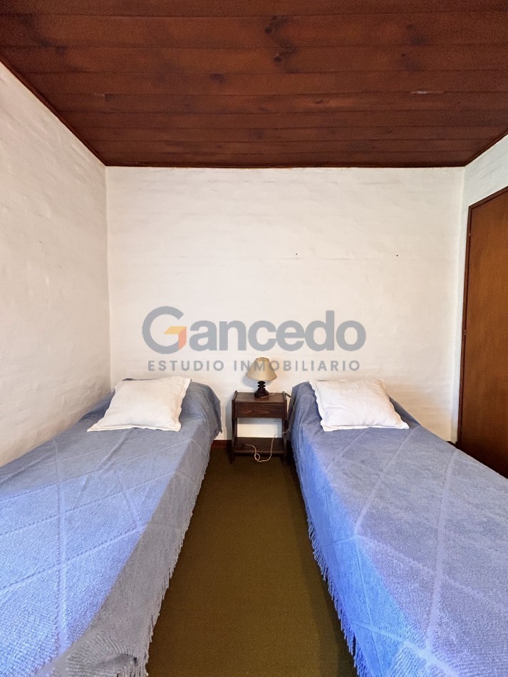 Alquiler Temporal en Pinamar: Casa Estrategicamente Ubicada esq Tiburon y Sirena, Cerca de Playa y Centro, Ideal para 8 Personas