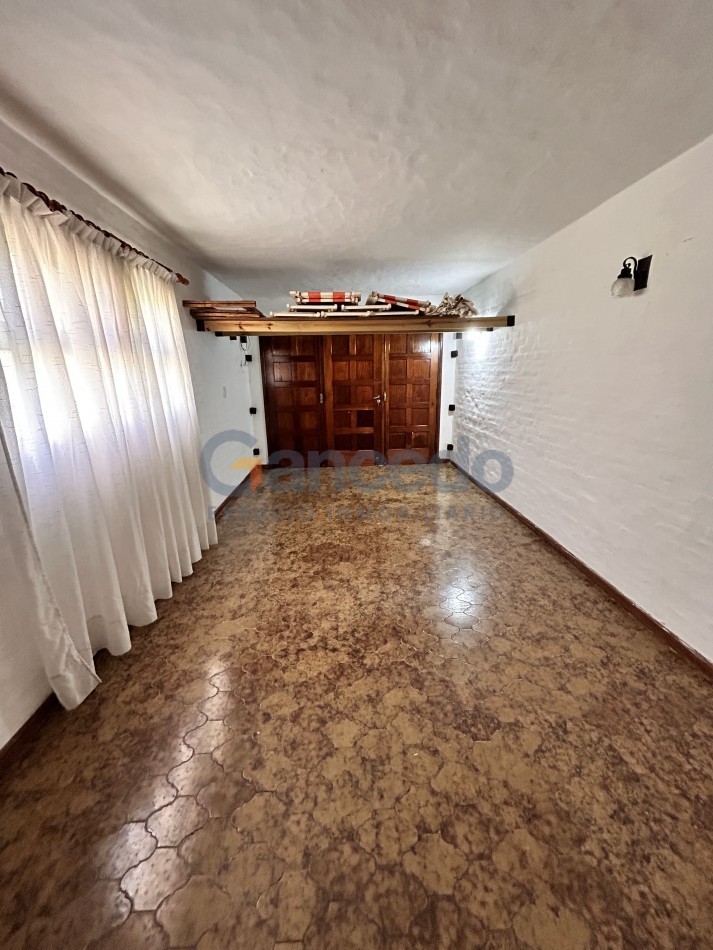 Alquiler Temporal en Pinamar: Casa Estrategicamente Ubicada esq Tiburon y Sirena, Cerca de Playa y Centro, Ideal para 8 Personas