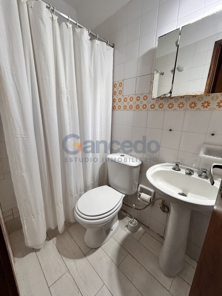 Alquiler Temporal en Pinamar: Casa Estrategicamente Ubicada esq Tiburon y Sirena, Cerca de Playa y Centro, Ideal para 8 Personas