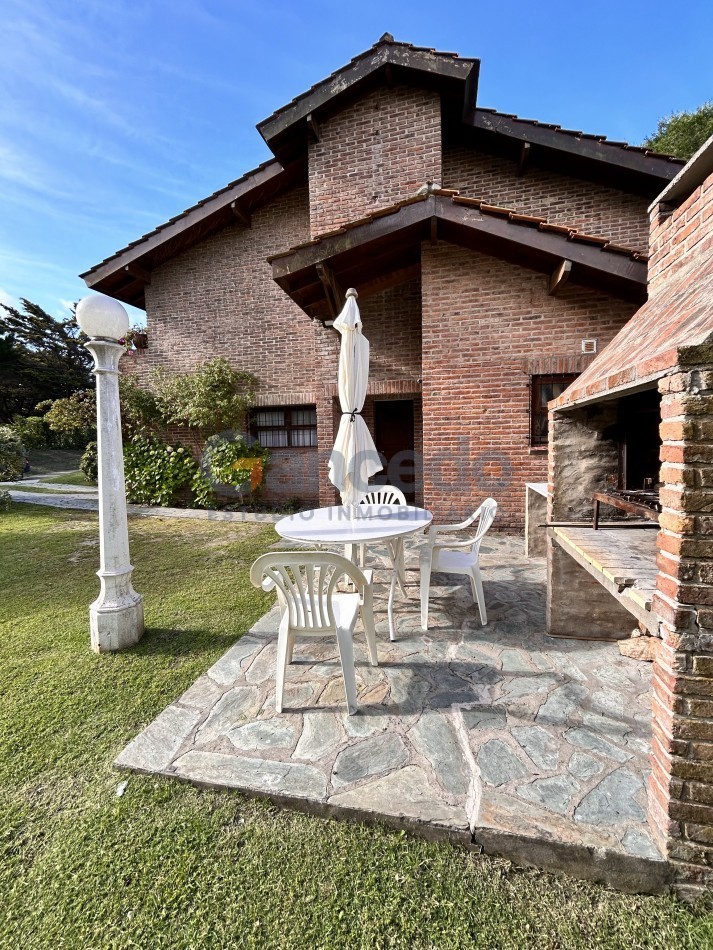 Alquiler Temporal en Pinamar: Casa Estrategicamente Ubicada esq Tiburon y Sirena, Cerca de Playa y Centro, Ideal para 8 Personas