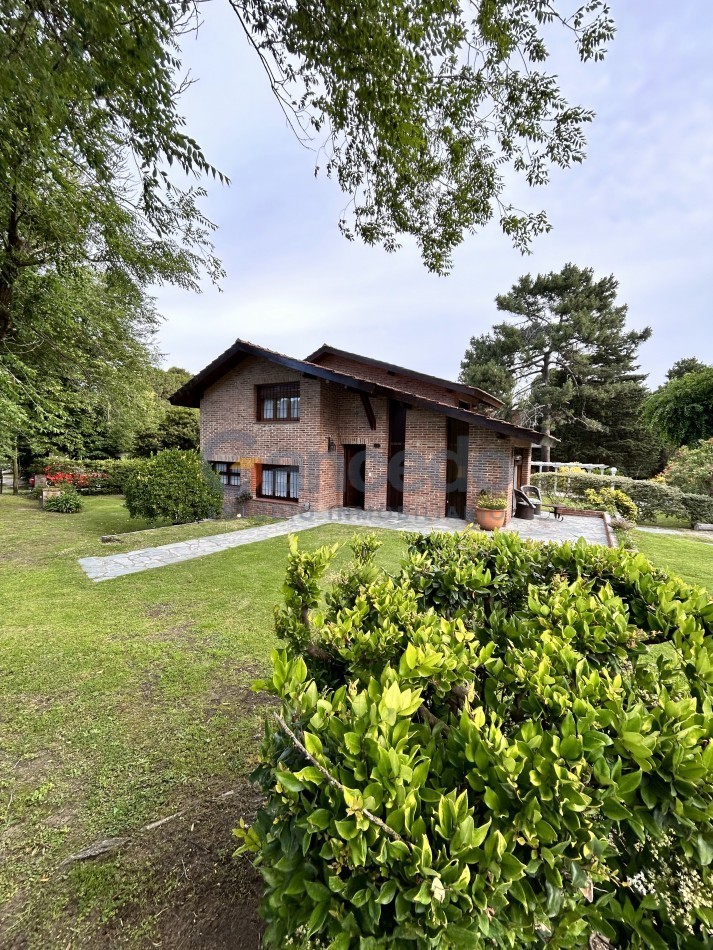 Alquiler Temporal en Pinamar: Casa Estrategicamente Ubicada esq Tiburon y Sirena, Cerca de Playa y Centro, Ideal para 8 Personas
